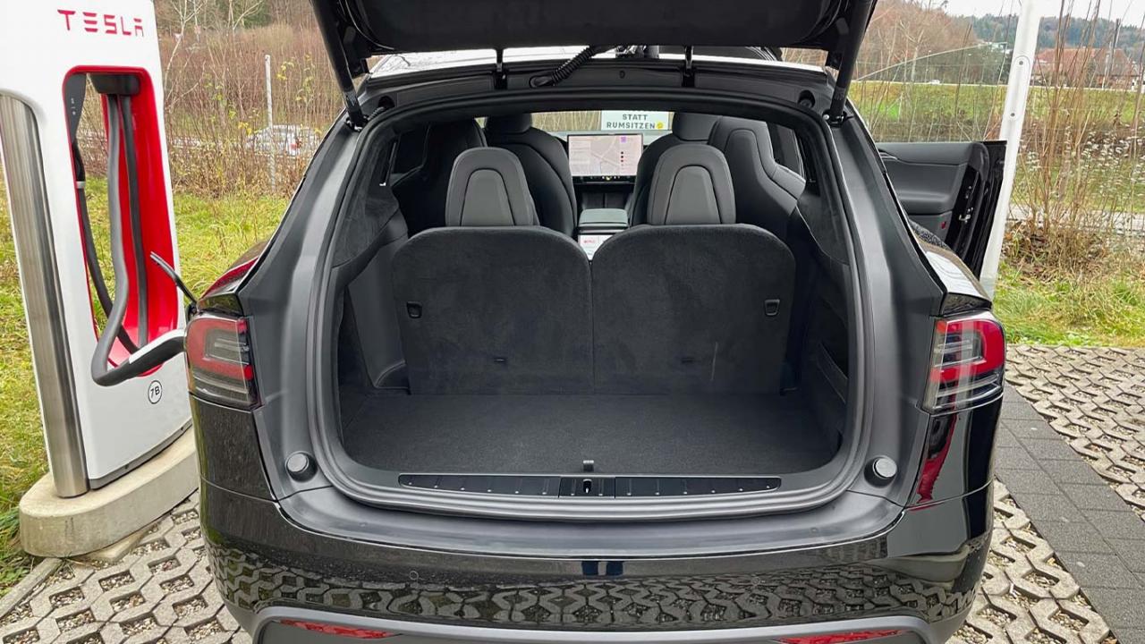 Hot Tesla Model X Plaid Mieten leihen testen